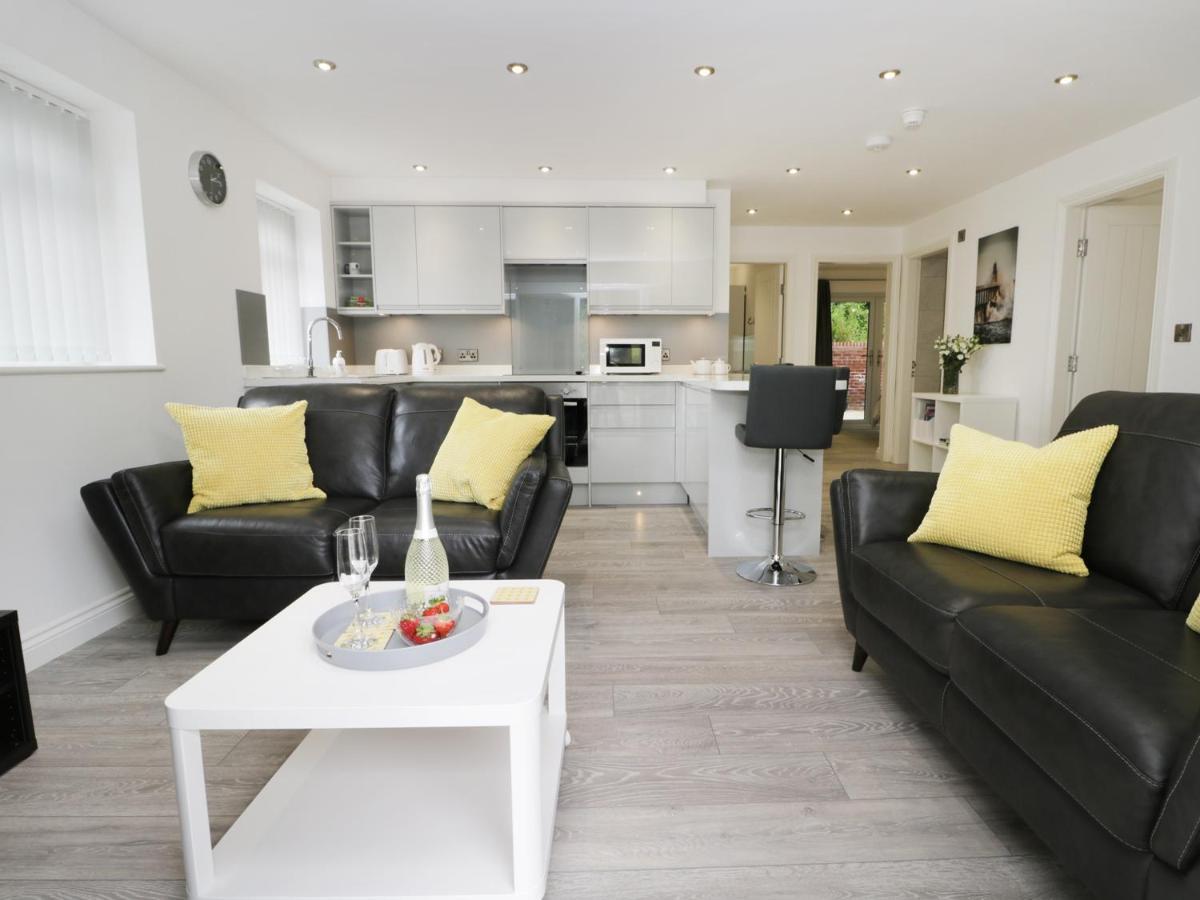 The Office Gardens, Apartment 1 Whitby Bagian luar foto