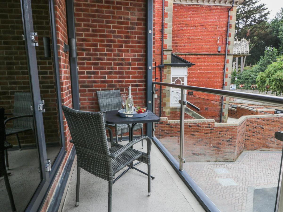 The Office Gardens, Apartment 1 Whitby Bagian luar foto