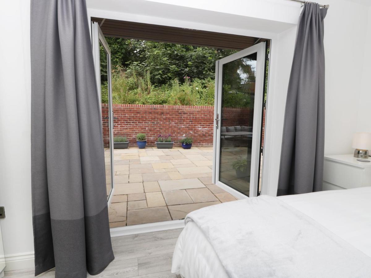 The Office Gardens, Apartment 1 Whitby Bagian luar foto